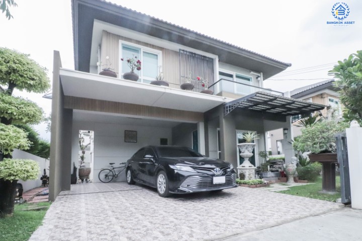 บ้านเดี่ยวมือสอง  ม.มัณฑนาเลค วัชรพล บ้านสวย จากแบรนด์ดัง * Land & House *  เนื้อที่ 50.30 ตร.ว. มาพร้อมฟังก์ชันจัดเต็ม 3 ห้องนอน 3 ห้องน้ำ บ้านสวยพร้อมเข้าอยู่ พร้อมแถมเครื่องปรับอากาศ 4 เครื่อง บนทำเลศักยภาพ เชื่อมต่อถนนหลายเส้นทาง ใกล้รถไฟฟ้า สถานี "สายหยุดและแยกคปอ"  และ ใกล้จุดขึ้นทางด่วน "รามอินทรา-อาจณรงค์"